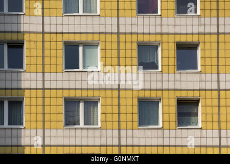 Ancienne RDA - Façade de l'immeuble (Plattenbau) Fenêtre Banque D'Images