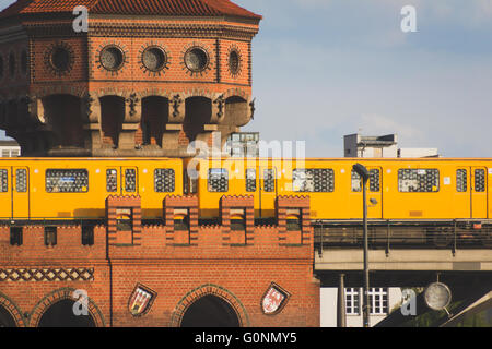 U-bahn / Subway train sur pont oberbaum à Berlin Banque D'Images