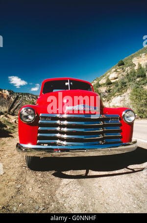 Lumineux ROUGE CERISE 1950 CHEVROLET PICK UP TRUCK ; Oak Creek Canyon, Arizona SEDONA ; USA ; Banque D'Images