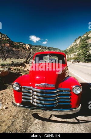 Lumineux ROUGE CERISE 1950 CHEVROLET PICK UP TRUCK ; Oak Creek Canyon, Arizona SEDONA ; USA ; Banque D'Images