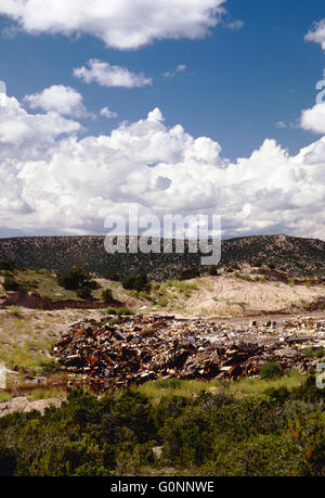 Ville & enfouissement dépotoir près de Truchas, New Mexico, USA Banque D'Images