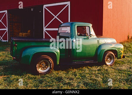 Green & Gold Antique Ford pick up truck ; New York, USA Banque D'Images