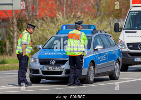 ALTENTREPTOW / ALLEMAGNE - 1. Mai 2016 : véhicule de la police allemande et le policier se tient sur la rue à altentreptow sur mai 2016. Banque D'Images