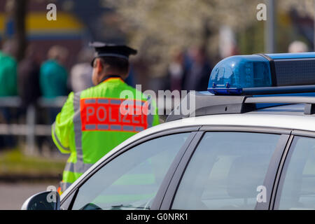 ALTENTREPTOW / ALLEMAGNE - 1. Mai 2016 : véhicule de la police allemande et le policier se tient sur la rue à altentreptow sur mai 2016. Banque D'Images