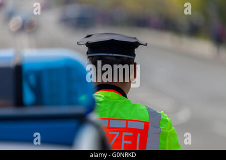 ALTENTREPTOW / ALLEMAGNE - 1. Mai 2016 : véhicule de la police allemande et le policier se tient sur la rue à altentreptow sur mai 2016. Banque D'Images