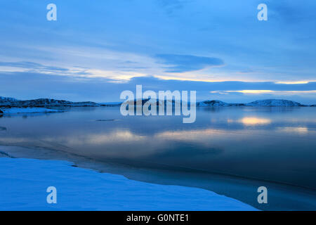 Neige de l'hiver, l'aube sur le lac Pingvallavatn, Pingvellir National Park, site classé au patrimoine mondial, le sud-ouest de l'Islande, Europe Banque D'Images