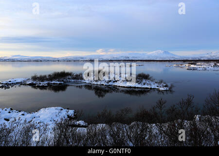 Neige de l'hiver, l'aube sur le lac Pingvallavatn, Pingvellir National Park, site classé au patrimoine mondial, le sud-ouest de l'Islande, Europe Banque D'Images