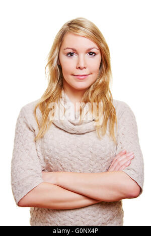 Femme blonde avec les bras croisés à content Banque D'Images