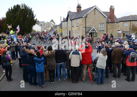 Le Tour de Yorkshire Peloton passe par Aberford, West Yorkshire, Royaume-Uni. Banque D'Images