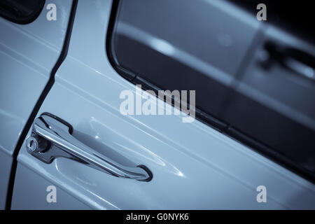 Image en couleur d'une vieille voiture poignée de porte. Banque D'Images