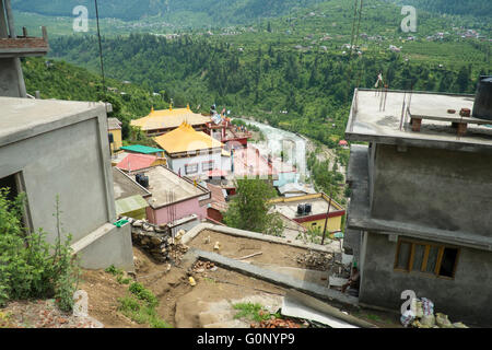 La ville moderne de Rome s'étend sur les montagnes de l'Himalaya dans un nouvel avatar du béton, en remplacement des maisons traditionnelles Banque D'Images