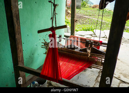 Un métier traditionnel à la main dans la région de Nashala, Himachal Pradesh, Inde Banque D'Images