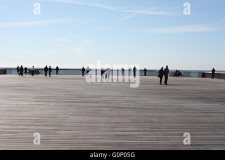 Les visiteurs bénéficiant d'une promenade sur la jetée de Hastings nouvelle, Hastings, East Sussex, UK Banque D'Images