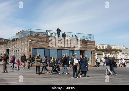 Les personnes bénéficiant de la marche sur la nouvelle jetée à Hastings, East Sussex, UK Banque D'Images