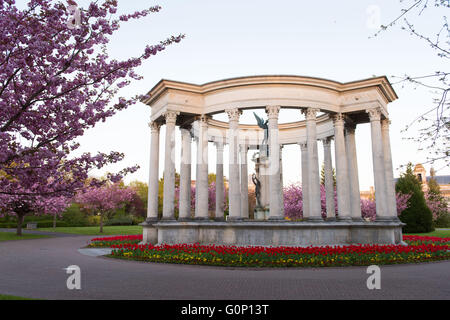 Le Cénotaphe monument commémoratif de guerre à Alexandra Gardens, Cathays Park, Cardiff, Pays de Galles du sud. Banque D'Images