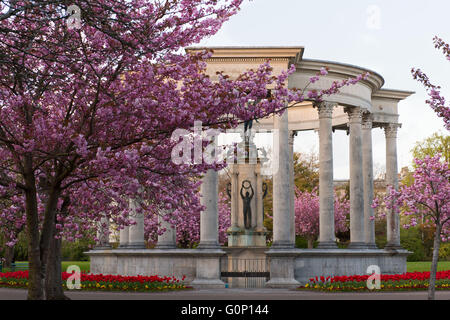 Le Cénotaphe monument commémoratif de guerre à Alexandra Gardens, Cathays Park, Cardiff, Pays de Galles du sud. Banque D'Images