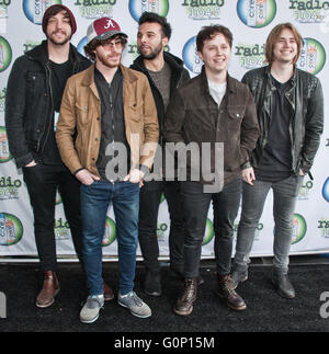 Philadelphia, PA, USA. 1er mai 2016. Groupe de rock indépendant britannique rien mais les voleurs menacent à Radio 145,5 millions aujourd''s Block Party. Banque D'Images