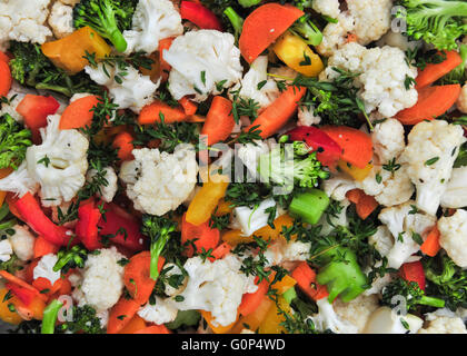 Salade de légumes frais avec le chou-fleur, brocoli, carottes et poivrons, gros plan vue aérienne Banque D'Images