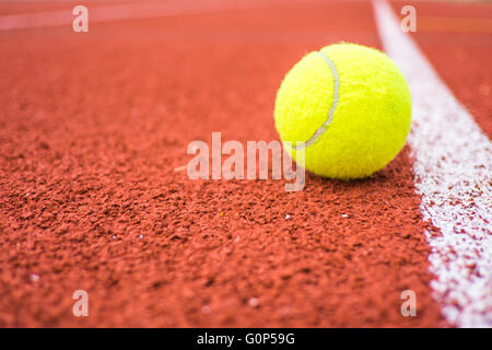 Balle de tennis sur un stade Banque D'Images