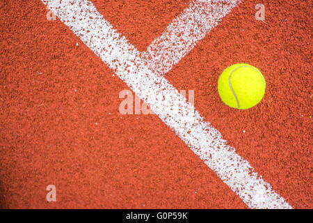 Balle de tennis sur un stade Banque D'Images