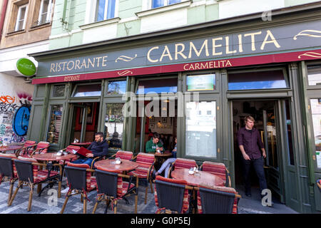 Prague café restaurant extérieur Carmelita, rue Karmelitska, Mala Strana, Prague, République Tchèque Banque D'Images