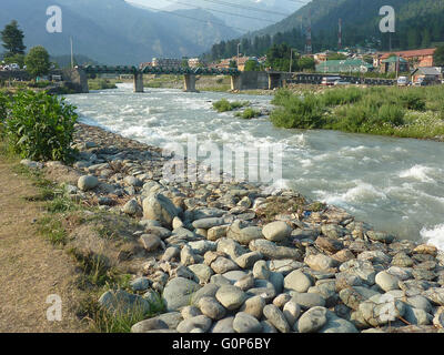 Rivière Lidder, Pahalgam, Cachemire, originaire d'Kolhoi Glacier, en passant par Lidderwat croisement pré, Pahalgam Banque D'Images