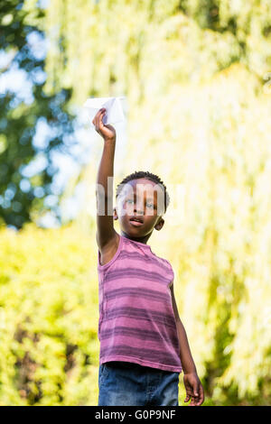 De race mixte Cute boy playing with a paper plane Banque D'Images