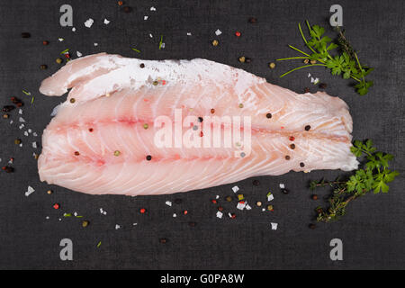 Filet de Sandre de luxe sur fond noir, vue du dessus. Manger du poisson culinaire. Banque D'Images