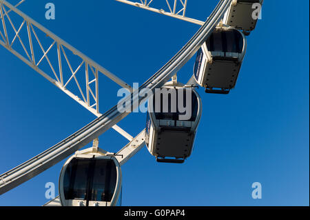 Goldolas sur Brighton,s Volant contre ciel bleu clair Banque D'Images