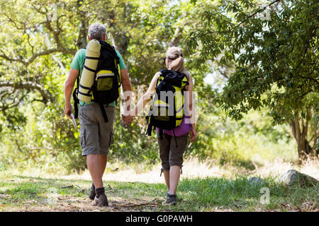 Couple hiking et tenir la main les uns les autres Banque D'Images