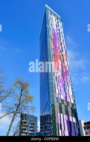 Panneaux de revêtement coloré des tours d'appartements par Berkeley Homes vue bloc gratte-ciel du sud de Londres Croydon UK Angleterre against a blue sky Banque D'Images