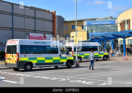 G4S out patients ambulances et panneau d'entrée à l'Hôpital général de Queens Borough of East London Romford Havering England UK Banque D'Images