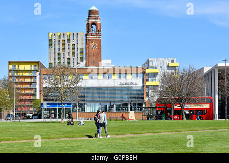 Partie de centre-ville de Barking espace ouvert adjacent avec tour de l'horloge, Broadway Theatre et modernes appartements London Borough of Barking and Dagenham & England UK Banque D'Images