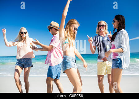 Danse sur la plage d'amis Banque D'Images