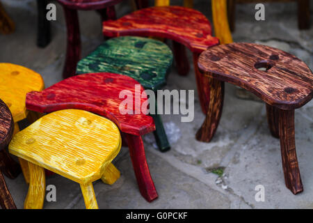 Chaises de couleur à l'ancienne à destination de voyage dans le marché rural Banque D'Images