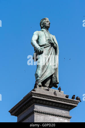 Monument d'Adam Mickiewicz, poète national polonais et le dramaturge romantique sur la place du marché principale de Cracovie, Pologne. Banque D'Images