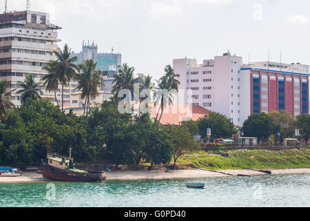 Un navire amarré sur la plage près de Stone Town, Zanzibar, Tanzanie Banque D'Images