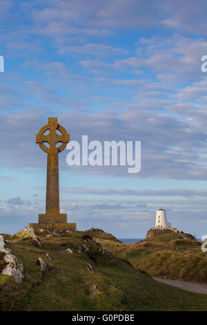Croix celtique et Tŵr Mawr phare sur l'île Llanddwyn, Anglesey, au nord du Pays de Galles UK au lever du soleil. Banque D'Images