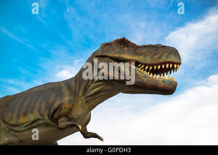 NOVI SAD, SERBIE - avril 28, 2016 : Tyrannosaurus rex (T-Rex) modèle grandeur nature d'animaux préhistoriques dans le thème Dino divertissement P Banque D'Images