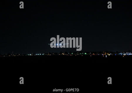 Phoenix, Arizona, USA. 09Th Mai, 2016. Solar Impulse l'avion solaire piloté par André Borschberg, atterrit à l'aéroport de Phoenix-Goodyear. L'avion a décollé de l'Aérodrome de Moffett, près de San Francisco, plus tôt dans la journée. les 16 heures de vol environ 720 couverts. Crédit : Jennifer Mack/Alamy Live News Banque D'Images