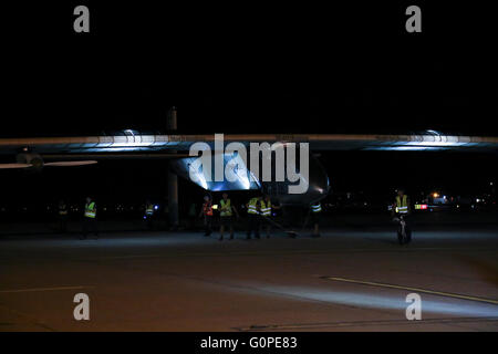 Phoenix, Arizona, USA. 09Th Mai, 2016. Solar Impulse l'avion solaire piloté par André Borschberg, atterrit à l'aéroport de Phoenix-Goodyear. L'avion a décollé de l'Aérodrome de Moffett, près de San Francisco, plus tôt dans la journée. les 16 heures de vol environ 720 couverts. Crédit : Jennifer Mack/Alamy Live News Banque D'Images