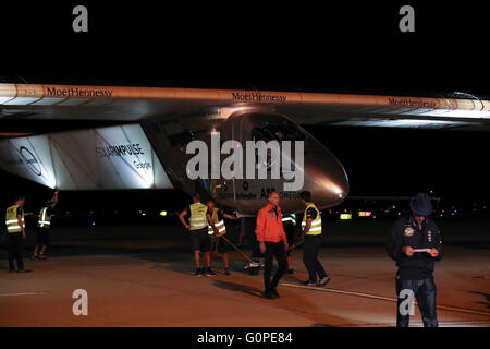 Phoenix, Arizona, USA. 09Th Mai, 2016. Solar Impulse l'avion solaire piloté par André Borschberg, atterrit à l'aéroport de Phoenix-Goodyear. L'avion a décollé de l'Aérodrome de Moffett, près de San Francisco, plus tôt dans la journée. les 16 heures de vol environ 720 couverts. Crédit : Jennifer Mack/Alamy Live News Banque D'Images