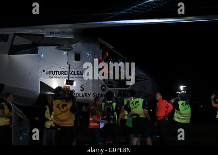 Phoenix, Arizona, USA. 09Th Mai, 2016. Solar Impulse l'avion solaire piloté par André Borschberg, atterrit à l'aéroport de Phoenix-Goodyear. L'avion a décollé de l'Aérodrome de Moffett, près de San Francisco, plus tôt dans la journée. les 16 heures de vol environ 720 couverts. Crédit : Jennifer Mack/Alamy Live News Banque D'Images