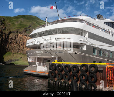 3 août 2015 - Le navire de croisière de luxe Le Boreal, de la Compagnie du Ponant, amarré au port de Heimaey, la plus grande et la seule île habitée de l'archipel des îles Westman (groupe) Vestmannaeyjar, dispersés au large de la côte sud de l'Islande. Heimaey est dépendante de son industrie de la pêche, mais noté pour sa population d'oiseaux marins et l'activité volcanique. Le tourisme est un secteur en pleine croissance de son économie avec l'Islande de devenir une destination touristique favorite. © Arnold Drapkin/ZUMA/Alamy Fil Live News Banque D'Images