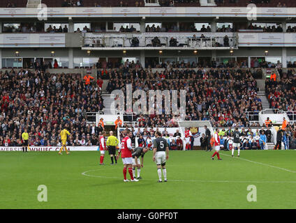 Upton Park, London, UK. 2 mai, 2016. Anciens joueurs de l'Angleterre et les célébrités ont joué la dernière à Upton Park avant de West Ham se rendent à leur nouveau stade la saison prochaine, le match, et a été créé pour commémorer le 50e anniversaire de trois Lions' gagner la Coupe du Monde en 1966 - L'Allemagne a gagné 7-2 dans la nuit Photo : David James est remplacé par Crédit : Stills Press/Alamy Live News Banque D'Images