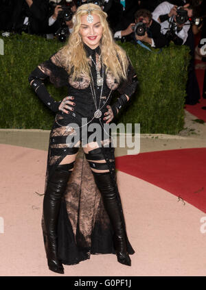 New York, USA. 2 mai, 2016. Madonna assiste à la Manus x Machina Mode dans l'ère de la technologie Costume Institute Gala au Metropolitan Museum of Art Crédit : Ovidiu Hrubaru/Alamy Live News Banque D'Images