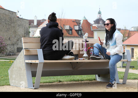 Litomerice, République tchèque. 06Th Mai, 2016. CapaSitty (smart) répond à la nécessité croissante d'être en ligne et charger des appareils intelligents partout. Ces dispositifs sont déchargés beaucoup plus rapidement que les téléphones classiques. CapaSitty fournit des accès sans fil à internet et permet de recharger les appareils mobiles via le port USB ou câble-libre l'induction. En même temps, il surveille la qualité de l'air. Toutes ses fonctions sont alimentées par l'énergie solaire uniquement dans Litomerice, République tchèque, le 3 mai 2016. © Ondrej Hajek/CTK Photo/Alamy Live News Banque D'Images