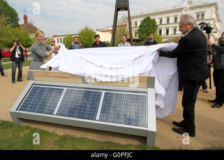 Litomerice, République tchèque. 06Th Mai, 2016. CapaSitty (smart) répond à la nécessité croissante d'être en ligne et charger des appareils intelligents partout. Ces dispositifs sont déchargés beaucoup plus rapidement que les téléphones classiques. CapaSitty fournit des accès sans fil à internet et permet de recharger les appareils mobiles via le port USB ou câble-libre l'induction. En même temps, il surveille la qualité de l'air. Toutes ses fonctions sont alimentées par l'énergie solaire uniquement dans Litomerice, République tchèque, le 3 mai 2016. © Ondrej Hajek/CTK Photo/Alamy Live News Banque D'Images