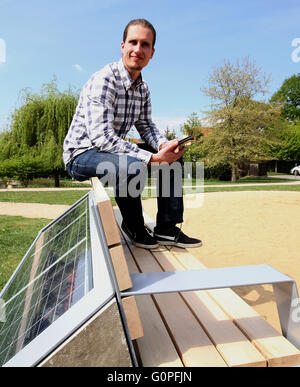 Litomerice, République tchèque. 06Th Mai, 2016. Designer Jan Vitek présente des CapaSitty (smart), qui répond à la nécessité croissante d'être en ligne et charger des appareils intelligents partout. Ces dispositifs sont déchargés beaucoup plus rapidement que les téléphones classiques. CapaSitty fournit des accès sans fil à internet et permet de recharger les appareils mobiles via le port USB ou câble-libre l'induction. En même temps, il surveille la qualité de l'air. Toutes ses fonctions sont alimentées par l'énergie solaire uniquement dans Litomerice, République tchèque, le 3 mai 2016. © Ondrej Hajek/CTK Photo/Alamy Live News Banque D'Images