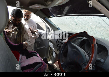 Quetta. 3 mai, 2016. Les gens d'examiner un véhicule endommagé à un site de souffle dans le sud-ouest du Pakistan Quetta, le 3 mai 2016. Au moins un membre du personnel de sécurité a été tué et quatre autres blessés lorsqu'une bombe a explosé à leur véhicule dans le sud-ouest du Pakistan Quetta lieu le mardi matin, les médias ont rapporté l'ourdou. Credit : Tarek/Xinhua/Alamy Live News Banque D'Images